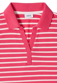 Polo à rayures horizontales roses et blanches avec un col rose uni et une étiquette de marque "CECIL" à l'intérieur de l'encolure.