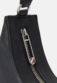 Tommy Hilfiger ESSENTIAL SHOULDER BAG - Håndtasker - black