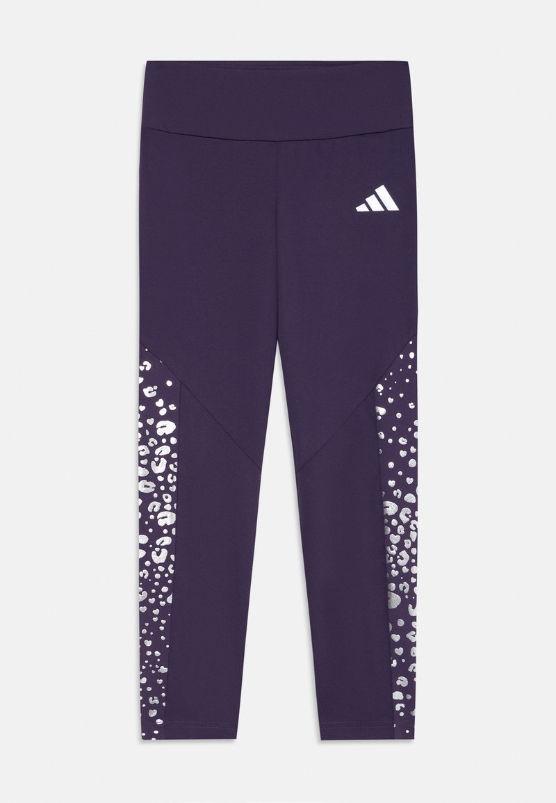 Ljubičaste tajice sa širokim pojasom, s sjajnim srebrnim uzorkom leoparda sa strane, izrađene od rastezljivog, prozračnog materijala.