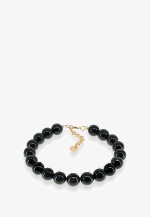 Czarny, błyszczący, okrągły bransoletka z koralików, z złotym zapięciem łańcuszkowym i małą, złotą, okrągłą zawieszką na białym tle.