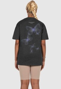 MJ Gonzales METAMORPHOSE  OVERSIZED  - T-Shirt print - charcoal