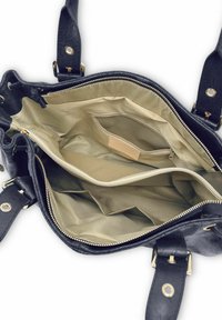 Sac à main en cuir noir avec quincaillerie dorée, comportant un intérieur en tissu beige, plusieurs compartiments et une poche zippée pour l'organisation.