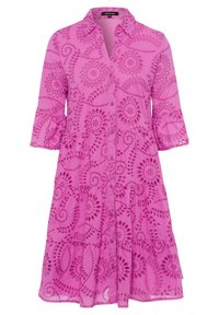 Różowa sukienka warstwowa z kołnierzykiem koszulowym, z przodu zapinana na guziki i z rękawami 3/4. Posiada wycięcia z haftem kwiatowym oraz lekką, teksturowaną tkaninę.