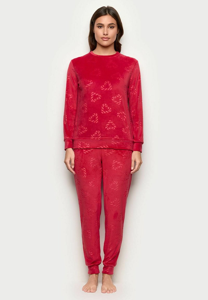 Rød fleece pyjamas sæt med langærmet overdel og matchende bukser, begge prydet med et subtilt hjerte mønster. Blød tekstur og elastiske manchetter.