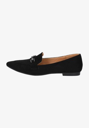 Schwarze Wildlederflats mit spitzem Zehenbereich, dekorativem Riemen und silbernen Beschlägen auf dem Vorderfuß. Flache Sohle.