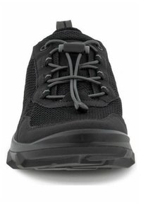 Scarpa sportiva nera con tomaia in rete, dettagli grigi, lacci rotondi e suola in gomma testurizzata per una migliore aderenza.