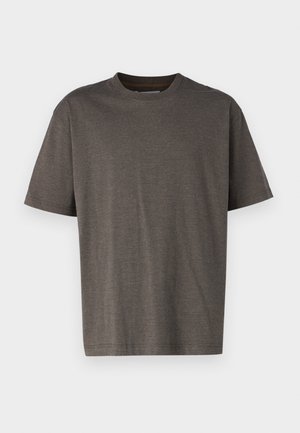 Tumehall värvitoondega lühikeste varrukatega T-särk, millel on tekstuuriga soonikkoes disain. Ümmargune kaelus ja lõdvem istuvus, valmistatud pehmest puuvillast materjalist.