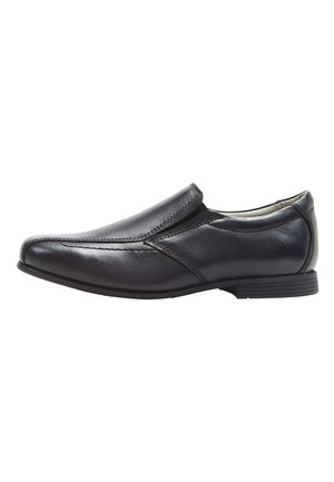 Chaussure slip-on en cuir noir avec une texture lisse, un bout légèrement pointu et des détails de couture minimaux. Caractérisée par un petit talon plat.