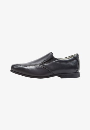 Czarne skórzane buty wsuwane o gładkiej fakturze, lekko spiczastym nosku i minimalnych detalach szycia. Posiadają niski, płaski obcas.