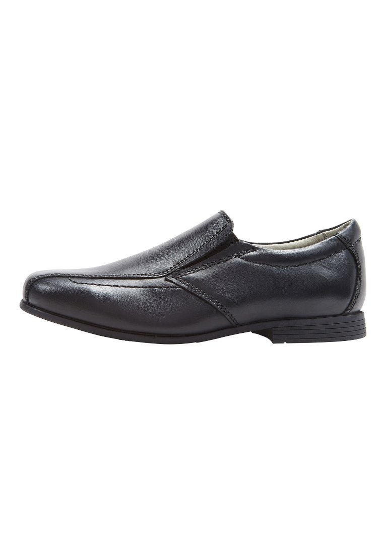 Chaussure slip-on en cuir noir avec une texture lisse, un bout légèrement pointu et des détails de couture minimaux. Caractérisée par un petit talon plat.