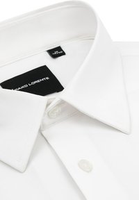 Biała koszula z wywijanym kołnierzykiem, z zapięciem na guziki i metką. Gładka tekstura, proste linie i klasyczny design.