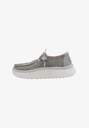 Baskets en tissu gris avec un talon texturé, une semelle blanche mouchetée et un système de laçage à l'avant. Conception confortable et construction légère.