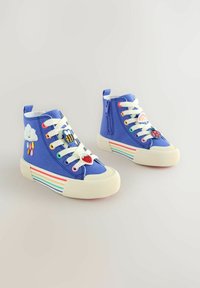 Blaue High-Top-Schuhe mit gestickter Wolke, Biene, Regenbogen und Erdbeere. Verfügt über bunte Schnürsenkel, gestreifte Zwischensohle und strukturierte Gummisohle.