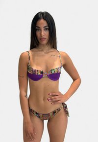 Set di bikini con top imbottito viola e slip con motivo geometrico multicolore. Presenta spalline regolabili e laccetti laterali sul bikini.
