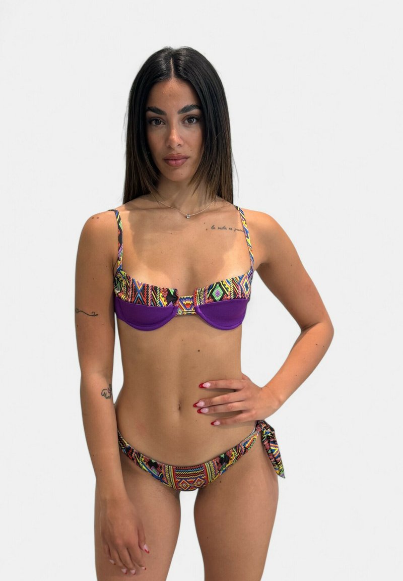 Set di bikini con top imbottito viola e slip con motivo geometrico multicolore. Presenta spalline regolabili e laccetti laterali sul bikini.