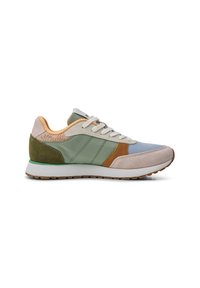 Zapatilla con un diseño de múltiples materiales que presenta tonos de azul claro, verde, marrón y beige. Suave ante y acentos texturizados. Suela de goma.