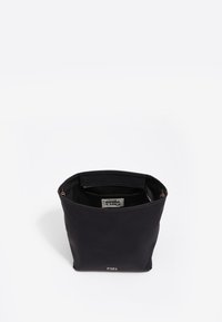 Bolsa tipo cubo de tela negra con una textura suave, abertura superior y etiqueta interior. Presenta herrajes en tono cobre y un diseño minimalista.