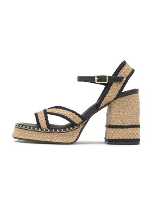 Sandalo platform con tacco e cinturini intrecciati in fibra naturale, bordatura nera, fibbia alla caviglia e tacco blocco spesso.