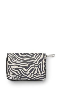 Portfel w wzór zebry wykonany z materiału syntetycznego, z czarno-białym wzorem fal, zamknięciem na zamek błyskawiczny i srebrnymi detalami.