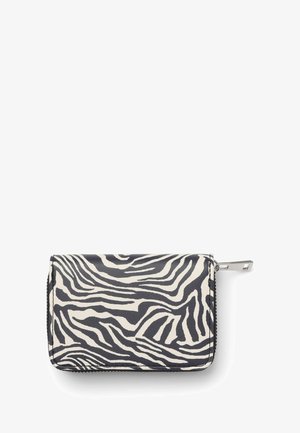 Portafoglio a righe zebrate realizzato in materiale sintetico, con un design a onde in bianco e nero, chiusura con zip e dettagli in metallo argentato.