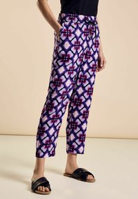 Multikleurige, gemusterde broek in paars, roze en blauw met een elastische tailleband, zijzakken en een ontspannen pasvorm.