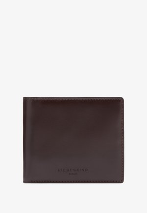 Portafoglio in pelle marrone con texture liscia, design pieghevole a due ante, logo discreto impresso sulla parte anteriore e cuciture ordinate lungo i bordi.