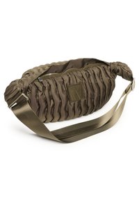 Borsa imbottita marrone con superficie testurizzata, dotata di una zip superiore e di una larga tracolla in tessuto. Logo in rilievo su un lato. Design compatto.