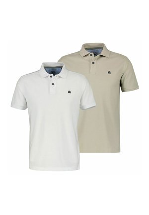 Zwei kurzärmelige Poloshirts, eines weiß und eines beige, jeweils mit einem kleinen dunklen Logo auf der linken Brustseite und zwei Knöpfen nahe am Kragen.