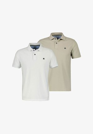 Zwei kurzärmelige Poloshirts, eines weiß und eines beige, jeweils mit einem kleinen dunklen Logo auf der linken Brustseite und zwei Knöpfen nahe am Kragen.
