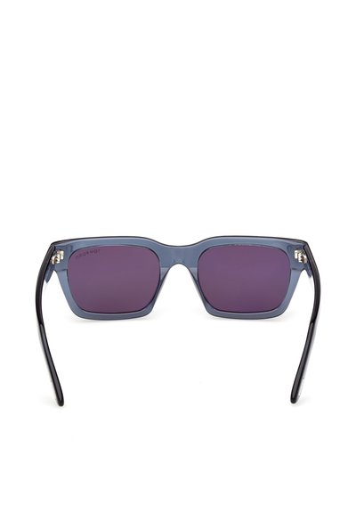 Obdélníkové sluneční brýle s tmavě fialovými skly a průhledným modrým rámem, vybavené černými stranicemi a stříbrnými akcenty na pantách.