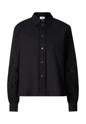 Sort langærmet skjorte med knapper og krave, dekorative syninger langs knaplæden og broderi på ærmerne.