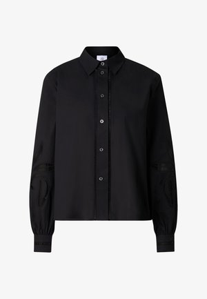 Czarna koszula z długim rękawem zapinana na guziki z kołnierzem, dekoracyjnymi przeszyciami wzdłuż listwy guzikowej oraz haftem na rękawach.