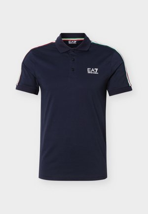 Tengerészkék galléros póló háromgombos sliccel, az EA7 Emporio Armani logóval a mellrészen, a ujjain piros-fehér-zöld csíkozással.