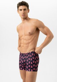 Boxershorts mit dunkelblauem Hintergrund und einem wiederholten Muster aus pinkfarbenen Auto-Grafiken. Für Komfort entworfen, aus elastischem Stoff gefertigt.