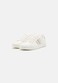 Hvide sneakers med glat læder, rund tå, snørebåndsdesign og tre dekorative striber i rosaguld og sølv på siden.