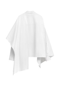 Camicia bianca oversize in tessuto leggero, con collo a camicia, orlo asimmetrico e polsini con bottoni su un lato.