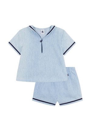 Lichtblauw katoenen T-shirt met korte mouwen, afgewerkt met marineblauwe bies en knoopsluiting, gecombineerd met bijpassende shorts met een comfortabele elastische tailleband.