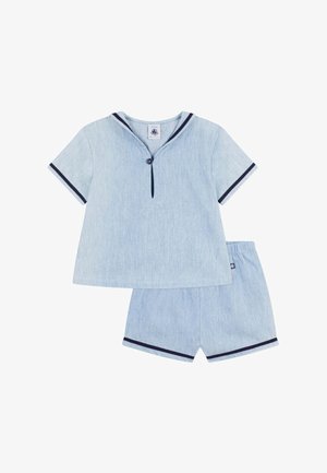 Lichtblauw katoenen T-shirt met korte mouwen, afgewerkt met marineblauwe bies en knoopsluiting, gecombineerd met bijpassende shorts met een comfortabele elastische tailleband.