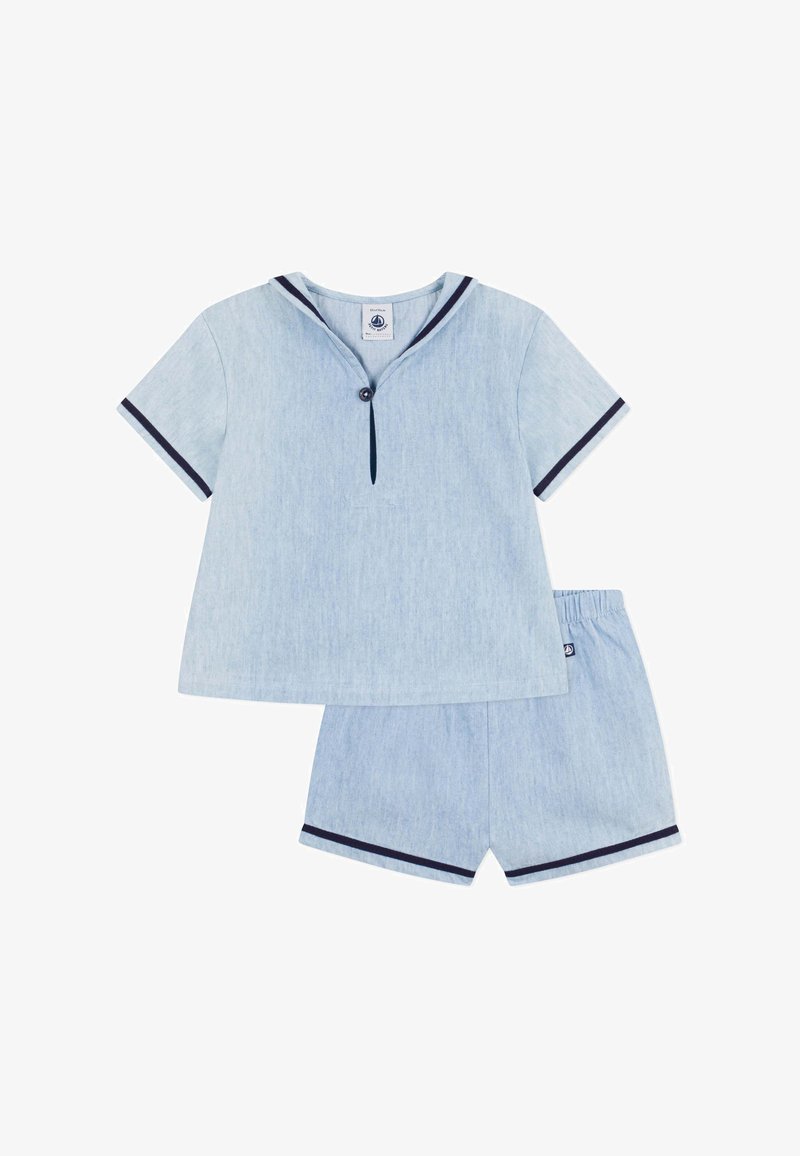 Haut en coton bleu clair à manches courtes avec des finitions bleu marine et une fermeture à boutons, accompagné d'un short assorti avec une taille élastique confortable.