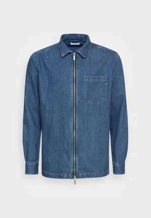 Camisa azul de mezclilla de manga larga con cuello, bolsillo delantero en el pecho y una cremallera plateada de longitud total en el centro.
