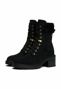 Bottines en daim noir avec quincaillerie dorée, design à lacets, col en peluche, talon épais noir et semelle texturée pour une adhérence et un style.