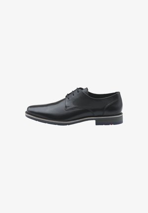 Zapato de vestir de cuero negro con un diseño elegante, punta afilada, cinco ojetes para los cordones y una suela contrastante con acentos azules.