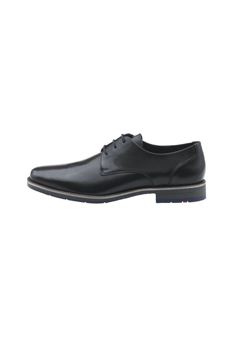 Scarpa da uomo in pelle nera con un design elegante, punta affusolata, cinque occhielli per i lacci e una suola a contrasto con accenti blu.