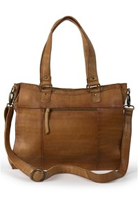 Bolso tote de cuero marrón con dos asas y una correa de hombro desmontable. Presenta un bolsillo frontal con cremallera y un acabado suave y texturizado.