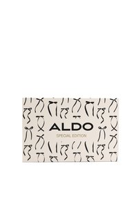 Białe pudełko z czarnymi wzorami wstążek i napisem "ALDO" pogrubioną czcionką. Tekst "SPECIAL EDITION" w złotym kolorze. Elegancki design podkreślający wstążki.