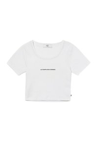 Crop top blanc en côte à manches courtes avec un col rond et un texte imprimé noir "LE TEMPS DES CERISES" au centre de l'avant.