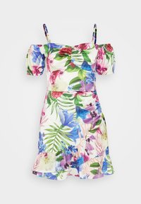 Robe florale avec des manches bouffantes à épaules dénudées, dotée d'un fond blanc et de motifs floraux grands et éclatants en violet, rose et vert.