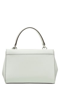 Bolso blanco estructurado hecho de material texturizado. Presenta un asa corta, herrajes plateados y líneas limpias con una base plana.