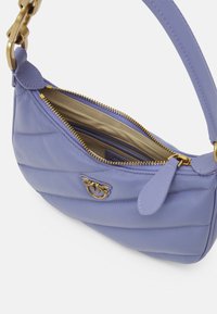 Borsa a tracolla in pelle viola con design trapuntato, zip dorata e logo decorativo. All'interno è dotata di una fodera beige. Inclusa una tracolla regolabile.