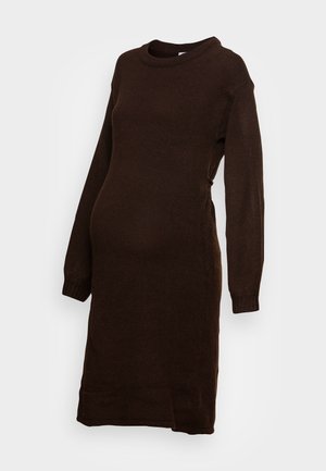 Bruine gebreide zwangerschapsjurk met een ronde halslijn, lange mouwen en een ontspannen pasvorm. Beschikt over geribde manchetten en een knie-lange zoom.